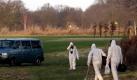 Beamte der Spurensicherung auf dem v in Großensee (Schleswig-Holstein). Foto: Daniel Bockwoldt Foto: dpa