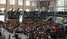 Der Plenarsaal im Bundestagsgebäude ist bis auf den letzten Platz gefüllt: 1244 Delegierte, 1000 Journalisten und 500 Ehrengäste - mehr erlaubt die Feuerwehr nicht. Foto: dpa