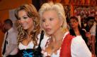 Auch Ute-Henriette Ohoven, UNESCO-Sonderbotschafterin (r), und ihre Tochter Chiara schauten auf der Wiesn vorbei. Foto: dpa