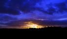 Blau wie der Enzian scheint der Himmel beim Sonnenaufgang in Schleife (Landkreis Görlitz). Foto: Arno Burgi  Foto: dpa