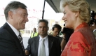 Die Präsidentin des Bundes der Vertriebenen BdV, Erika Steinbach, begrüßt am Samstag (02.09.2006) vor dem Internationalen Congress Centrum ICC in Berlin, Bundespräsident Horst Köhler. Das Staatsoberhaupt nahm an einer Veranstaltung zum Tag der Heimat 2006 teil. Foto: Wolfgang Kumm dpa/lbn +++(c) dpa - Bildfunk+++  Foto: dpa