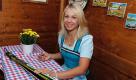 Redaktionshinweis: Verwendung des Bildes nur im redaktionellen Zusammenhang und bei Nennung 'Erdinger Weissbraeu'. Die Biathletin Magdalena Neuner posiert am Dienstag (30.08.11) in Erding. Magdalena Neuner friert heute nicht, aber sie denkt an die Kaelte. An den Spaetherbst, den sie regelmaessig in Finnland verbracht hat. Sie lehnt an einer Wand vor einem Festzelt im bayerischen Erding und ist umringt von Journalisten. Die Biathlon-Rekordweltmeisterin spricht ueber die finnische Dunkelheit, ihre neuen Wege der WM-Vorbereitung und ihre kurze Sehnsucht nach Normalitaet. Als eine Betreuerin sie fragt, ob ihr nicht kalt sei, sagt die 24-Jaehrige: 'Nein, alles super.' (zu dapd-Text)
Foto: Erdinger Weissbraeu/dapd Foto: dapd