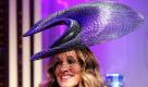 Die US-amerikanische Schauspielerin Sarah Jessica Parker überraschte ihre australischen Fans bei einem Interview mit einem extravaganten Hut des Designers Philip Treacy. Die Schauspielerin befindet sich momentan auf Australien-Tour um ihren neuen Film: Working Mum - Der ganz normale Wahnsinn vorzustellen. Sie will auch den Melbourne Cup Carnival, eine Mischung aus Pferderennen und Karneval, besuchen. Foto: dapd