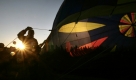 Arbeiter betanken im mexikanischen Leon einige Heißluftballons für eine Ballon-Fiesta.
 Foto: ap