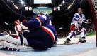 Der Russe Alexander Ovechkin schaut zu, wie der Puck ins Tor geht. Bei dem Spiel im Rahmen der Olympischen Spiele in Vancouver kämpften Russland und Slowakei gegeneinander, wobei die Slowaken mit 2:1 gewannen.  Foto: ap
