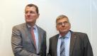 Haben sich geeinigt: Der baden-württembergische IG-Metall Bezirksleiter, Jörg Hofmann (r), und der Vorsitzende von Südwestmetall, Rainer Dulger. Foto: Marijan Murat/Archiv Foto: dpa