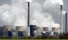 ** ARCHIV ** Rauch und Wasserdampf steigen am 6. April 2004 ueber dem Kohlekraftwerk Scholven der E.ON Kraftwerke GmbH in Gelsenkirchenen auf. Schlussspurt in den Verhandlungen ueber die EU-Klimaschutzplaene: Auf einem am Donnerstag, 11. Dezember 2008, beginnenden Gipfeltreffen der 27 EU-Staats- und Regierungschefs soll das EU-Klimaschutzpaket in trockene Tuecher gebracht werden. (AP Photo/Michael Sohn) ----** FILE ** Smoke and steam billows from a coal power plant in Gelsenkirchen, western Germany, in this April 6, 2004 file photo. (AP Photo/Michael Sohn) Foto: ap