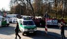 Begleitet von einem massiven Polizeiaufgebot setzt sich der Zug in Bewegung. Foto: news.de