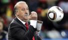 Denn Spanien und Vicente del Bosque haben eine klare Linie: Roter Schlips auf schwarzem Anzug, das ist wie das Blut des Stiers - Kampf und Sieg. Luis Aragones hatte so viel Symbolik 2008 allerdings gar nicht nötig. Er machte Spanien damals im Trainingsanzug zum Europameister. Foto: dpa