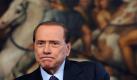 In der Nacht zum Freitag, vor der Verabschiedung des milliardenschweren Sparpakets seiner Regierung, ist Silvio Berlusconi (74) in der heimischen Dusche ausgerutscht und gestürzt. Heute Nacht bin ich im Bad ausgerutscht und habe mir den Kopf angeschlagen, erzählte der Medienmogul Parteigenossen am Rande der Abstimmung im römischen Parlament. Grund soll etwas Glitschiges auf dem Boden gewesen sein. Sein LeibarztAlberto Zangrillo diagnostizierte dem Ministerpräsidenten eine Gehirnerschütterung sowie eine Nackenprellung. Außerdem klage der 74-Jährige über Kieferschmerzen. Foto: dpa