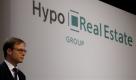 Axel Wieandt, Vorstandsvorsitzender der Hypo Real Estate, ist am Montag, 5. Okt. 2009, in Muenchen, Bayern, vor Beginn einer ausserordentlichen Hauptversammlung vor dem Schriftzug der Bank zu sehen. (AP Photo/Matthias Schrader) --- Axel Wieandt, CEO of the German Hypo Real Estate HRE bank, looks on prior to the beginning of an extraordinary shareholders meeting of the bank in Munich, southern Germany, on Monday, Oct. 5, 2009. (AP Photo/Matthias Schrader) Foto: ap