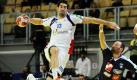 Der Franzose Nikola Karabatic holt aus zum Wurf: Bei der Handball-Europameisterschaft in Österreich spielt Frankreich in der Hauptrunde II gegen Slowenien. Foto: ap