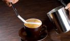 Ziehen Sie nun mit einem Löffel, besser mit einem Milchschaumspatel, die erste Kreuzlinie von einem Tassenrand zum anderen. Foto: Berlin School of Coffee