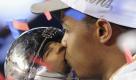 New Orleans Saints running back Mike Bell kisses the Vince Lombardi Trophy after winning the NFL Super Bowl XLIV football game against the Indianapolis Colts in Miami, Sunday, Feb. 7, 2010. The Saints won 31-17. (AP Photo/Mark J. Terrill) Foto: ap