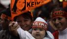 Ein Kleinkind schwenkt kurz vor der Verkündung der Ergebnisse für die Präsidentschaftswahlen in Peru in Lima eine Fahne für die rechtskonservative Kandidatin Keiko Fujimori. Erste Hochrechnungen besagen, dass deren politischer Gegner, der Sozialist und ehemalige Militäroffizier Ollanta Humala, mit 51 Prozent der Stimmen knapp vorn liegt. Foto: dapd