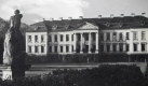 Friedrichstein, das Schloss der Dönhoffs in Ostpreussen, Aufnahme aus dem Jahr 1927. Friedrichstein ist Ende Januar 1945 von der Roten Armee in Brand gesetzt und zerstört worden. Foto: wikipedia/ Sendker