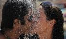 Dating mit Erfolg: Jeder vierte Internetnutzer sucht einer Umfrage nach Online nach seiner großen Liebe. Diese zwei haben sie schon gefunden - und nutzten auch gleich das sommerliche Wetter.  Foto: dapd