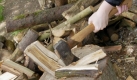 Das Gleiche gilt für Freunde des Kaminfeuers, die gern mal in Vorbereitung auf den Winter die Axt selbst schwingen. Foto: dpa