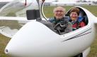 Stolzer Rekordhalter: Der Der 89-jährige Segelflieger Hans-Werner Große mit seiner Frau Karin in seinem Segelflugzeug. Große flog am 25. April 1972 mit einer Maschine vom Typ ASW-12 von Lübeck bis nach Biarritz an der französischen Atlantikküste. Diese 1460,8 Kilometer machten den Kaufmann aus Lübeck zur Segelfluglegende. Foto: Bodo Marks Foto: dpa