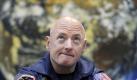Der amerikanische Astronaut Scott Kelly betrachtet das Baikonur Kosmodrom. Kelly ist Mitglied der eines Teams, das am kommenden Freitag zur Internationalen Raumstation ISS aufbrechen wird. Foto: ap