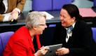 Lachend betrachten Bundesforschungsministerin Annette Schavan (links, CDU) und die Staatssekretärin im Bundesumweltamt, Ursula Heinen-Esser im Deutschen Bundestag in Berlin Fotos auf einem iPad. Auf der Tagesordnung steht unter anderem das strategische Konzept der Nato. Foto: dpa
