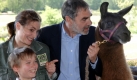 Preisgekrönte Stimme: Gunter Schoß (Mitte) spielt nicht nur den Zoodirektor in der Serie Tierärztin Dr. Mertens, seine Stimme ist auch preisgekrönt.1995 bekam er für seine Sprecherrolle der Dokumentation Drei Stunden Güstrow den Adolf-Grimme-Preis.  Foto: dpa