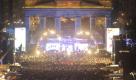 Das erleuchtete Brandenburger Tor und die Besucher der Silvesterparty. Deutschlands größte Silvester-Open-Air-Party zwischen Brandenburger Tor und Siegessäule hat in Berlin trotz Schneematsch und Temperaturen um den Gefrierpunkt wieder massenhaft Hauptstädter und Touristen angelockt. Foto: ddp