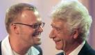Stefan Raab (l) bedankt sich am Samstag (02.10.1999) nach der Verleihung des Deutschen Fernsehpreises 1999 in Köln bei Rudi Carell für seine Auszeichnung. Stefan Raab erhielt den Fernsehpreis in der Kategorie 'Beste Unterhaltungssendung' für die Sendung 'TV Total'.
 Foto: dpa