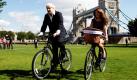 Londons Oberbürgermeister Boris Johnson (links) dreht gemeinsam mit Model Kelly Brook während eines Fototermins für die Veranstaltung London's Sky Ride eine Runde auf dem Fahrrad. Bei dem Event, das am Sonntag stattfinden soll, dürfen tausende Fahrradfahrer London einen Tag lang ohne störenden, motorisierten Verkehr erkunden. Foto: ap