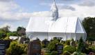 Nicht von Christo: Schädlingsbekämpfung statt Kunst an der St. Nikolaus-Kapelle in Wittorf (Landkreis Rotenburg Wümme). Das Gebäude soll mit Giftgas von Schädlingen befreit werden. Damit das Gas nicht in die Umwelt gelangt, wurde die Kapelle luftdicht eingehüllt. Foto: Daniel Reinhardt Foto: dpa
