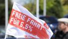 Die Gewerkschaft wird die Warnstreiks - hier am Mittwoch in Freiburg - bundesweit fortsetzen. Foto: Achim Keller Foto: dpa