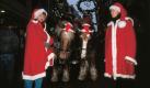 Beim Weihnachtsumzug quer durch die Stadt sind die Nikoläuse mit bemützten Pferde unterwegs. Foto: srt-Archivbild