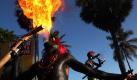 Während einer Karnevalsparade in der Dominikanischen Republik zeigt ein Feuerspucker seine Kunst. Foto: Orlando Barris Foto: dpa