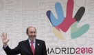 Unterstützung für die Olympia-Bewerbung Madrids bekommt die Stadt  auch von der Regierung. Der spanische Innenminister Alfredo Perez Rubalcaba posiert vor dem Logo der Olympischen Spiele 2016 in der spanischen Hauptstadt. Foto: dpa