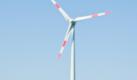 Windparkunternehmen versprechen Anlegern bei einer Beteiligung oft hohe Zinsen. Doch Kleinanleger sollten bedenken, dass sie mit dem Investment auch unternehmerische Risiken eingehen. (Foto: Warnecke/dpa/tmn) Foto: dpa