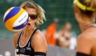 Laura Ludwig (links) und Sara Goller hatten bei der Deutschen Meisterschaft im Beachvolleyball in Timmendorfer Strand einen guten Start. Foto: dpa