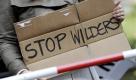 Eine Frau demonstriert am in Berlin mit einem Plakat mit der Aufschrift Stop Wilders gegen den Auftritt des niederländischen Rechtspopulisten Geert Wilders. Foto: ap