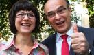 Erwin Sellering, amtierender Ministerpräsident und Spitzenkandidat der SPD für die Landtagswahlen in Mecklenburg-Vorpommern, zeigt am Sonntag (04.09.2011) neben seiner Frau Britta vor der Erich-Weinert-Schule in Schwerin nach der Stimmabgabe den erhobenen Daumen. Zur Landtagswahl in Mecklenburg-Vorpommern sind 1,39 Millionen Wahlberechtigte zur Stimmabgabe aufgerufen. Foto: Jens Büttner dpa/lmv +++(c) dpa - Bildfunk+++  Foto: dpa