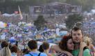 Was für ein Wandel: Auf einem früheren Truppenübungsplatz tanzen und feiern Hunderttausende drei Tage lang friedlich beim Musikfestival «Haltestelle Woodstock». Foto: dpa