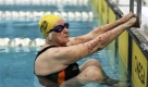 Der 98-jährige Margo Bates ist der älteste Wettkampf-Schwimmer der Welt und im Bild kurz vor dem Start der 100-Meter-Distanz bei den World Master Games in Sydney. Foto: ap