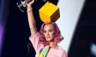 Erinnern Sie sich noch an die VMA's im letzten Jahr. Da trug Lady Gaga ein Kleid und einen Hut aus Fleisch. Das hat wohl auch Katy Perry nicht vergessen. Sie trug zwar kein Fleisch, dafür einen Hut von Philip Treacy auf dem Kopf, der wie ein überdimensionaler Käsewürfel aussah. Foto: dapd
