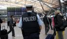 Ein Polizist auf dem Flughafen in Hamburg: Die Lufthansa rechnet nach der Terror-Warnung von Innenminister Thomas de Maiziere (CDU) nun mit verschärften Sicherheitskontrollen auf den Flughäfen. Das sagte Firmensprecher Thomas Jachnow in Frankfurt am Main. Dafür sei die Bundespolizei zuständig.  Foto: ap