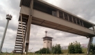 Wurde an einem der 124 auf dem Gelände installierten Alarmknöpfen Alarm ausgelöst, konnten die diensthabenden Offiziere aus dem Kommandoturm über ein System aus Ampeln, Schlagbäumen und Rollschranken den gesamten Verkehr an der Grenzübergangsstelle zum Stillstand bringen. Foto: dpa