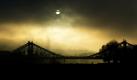 Schon fast gruselig wirkt der Sonnenaufgang in Dresden: Hinter einer dichten Nebelwand geht die Sonne über der Brücke Blaues Wunder auf. Foto: dpa
