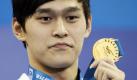 Der Chinese Sun Yang posiert mit seiner Goldmedaille für den Sieg über 800 Meter Freistil. Foto: dpa
