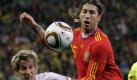 Spain's Sergio Ramos, right, and Portugal's Fabio Coentrao vie for the ball during the World Cup round of 16 soccer match between Spain and Portugal at the Green Point stadium in Cape Town, South Africa, Tuesday, June 29, 2010. (AP Photo/Matt Dunham) Foto: ap