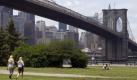 Die Brooklyn-Bridge gehört zu den klassischen Touristenattraktionen. Grün ist es nur unter der Hängebrücke. Foto: dpa