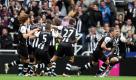 Newcastle United's Ryan Taylor, second right, celebrates his goal with his teammates during their English Premier League soccer match against Everton at St James' Park, Newcastle, England, Saturday, Nov. 5, 2011. (AP Photo/Scott Heppell) Foto: dapd