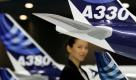 Eine junge Frau geht bei der Asian Aerospace Expo and Congress 2011 in Hong Kong am Messestand von Airbus vorbei. Das Geschäft mit Flügen boomt in China: Das Land befindet sich mit seinen Umsätzen in dem Sektor auf Platz zwei hinter den USA und holt schnell auf.  Foto: dpa