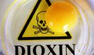 Ein Dioxin-Alarm in der Landwirtschaft schreckt Bauern, Verbraucher und Behörden auf. Das gefährliche Gift lauerte in Viehfutter, das an Hunderte Höfe in mehreren Bundesländern verkauft wurde. Nach den Dioxinfunden in Eiern und Tierfutter geht heute die Fahndung nach belasteten Lebensmitteln in ganz Deutschland weiter. Foto: dpa